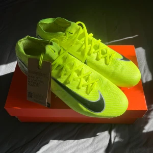 Nike Mercurial fotbollsskor i neon-gult - Nike mercurial storlek 44, köptes för några veckor sedan och är använda en gång. Säljs pga det inte passar och kunde ej lämna tillbaka dom för dom var använda, Köptes från Unisport kvitto finns