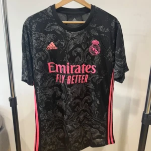 Real Madrid fotbolls tröja - Helt ny och oanvänd Real Madrid tröja, 10/10 skick. Säljer pga den inte kommer till användning. Det är storlek L men passar även M. Väldigt fin och passar perfekt till sommaren. Rekommenderar starkt!
