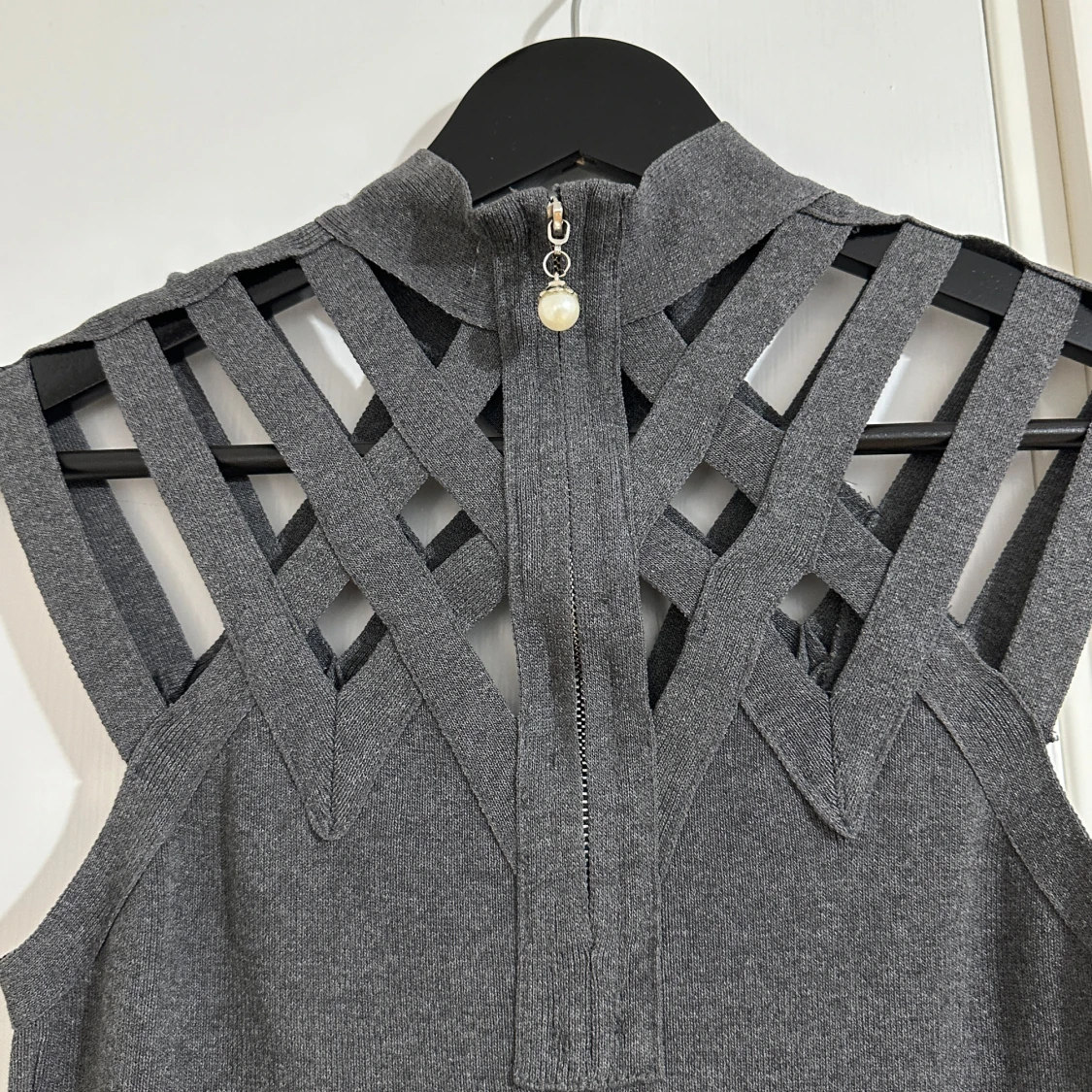 Grå tight klänning med unikt axelparti - 3