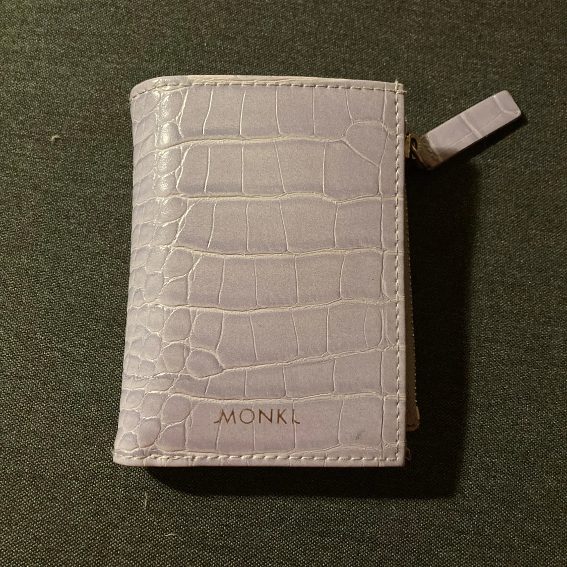 Ljuslila plånbok från Monki med krokodilstruktur