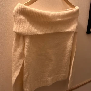 Offshoulder stickad tröja - Säljer då den aldrig kommit till användning 💞