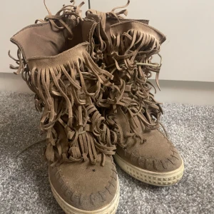 Söta kilklackar med fransar - Söta skor med fransar! De är strl 38 och väl använda (se bilder), men inget är trasigt bara smutsigt så de går nog att tvätta 💕💕pris kan diskuteras!