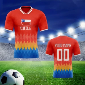 Chile fotbollströja med färgglatt mönster - NI VÄLJER STORLEK! Snygg röd fotbollströja för Chile med korta ärmar och färgglada diamantmönster i blått, gult och rött. Tryckt Chile-flagga och texten 'CHILE' på framsidan. Personligt namn och nummer kan tryckas på ryggen. Perfekt för match eller support.