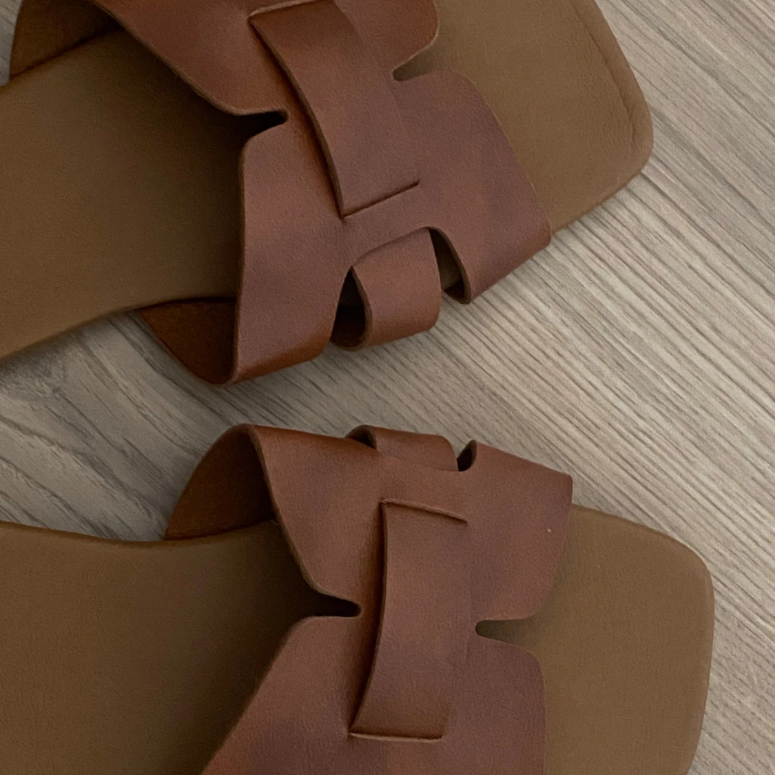 Bruna sandaler med flätad rem - 1