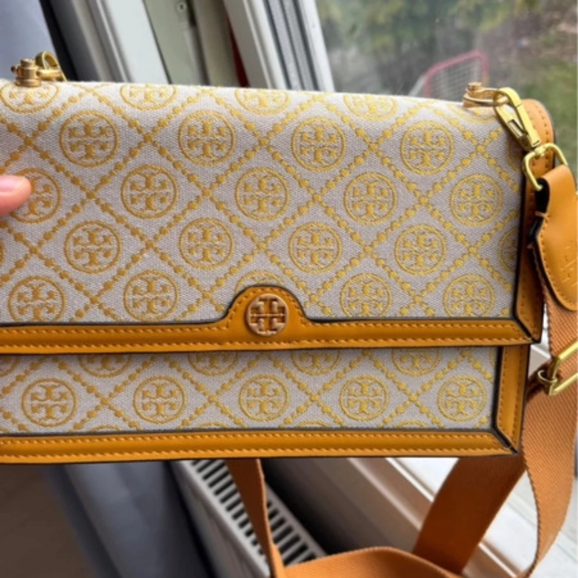 Gul och beige axelväska från Tory Burch  - 4