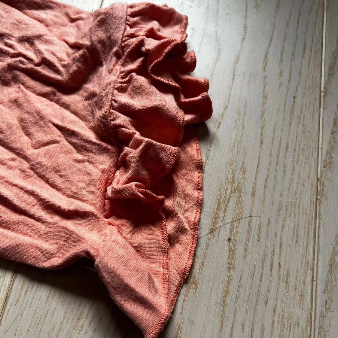 Persikofärgade byxor med volang nertill från Name It( är till barn) - 1