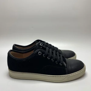 Lanvin skor  - Hej! Säljer nu dessa brutalt snygga lanvin skor. Skorna är i superfint skick 9/10. Uk8 passar 43. Hör av dig vid frågor 