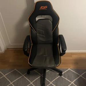Gaming Stol - Lite sliten men funkar exakt som den ska, väldigt bekväm och väldigt bra pris för kvaliten.