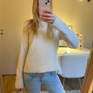 Vit stickad tröja - Säljer en mysig vit stickad tröja med långärmade ärmar. Perfekt för kyligare dagar och har en klassisk design som passar till det mesta. Tröjan är i en normal passform. ❤️‍🔥