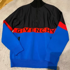 Givenchy Half Zip Jacket - Eftertraktad och sällsynt Givenchy jacka, slutsåld överallt. Finns en annons på Ebay där samma jacka går för 10000 + kr.