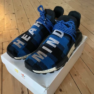 Adidas BBC HU NMD Pharrell Williams skor - Unika Adidas BBC HU NMD skor i samarbete med Pharrell Williams. Det medföljer vita skosnöre. Original Skokatong. 