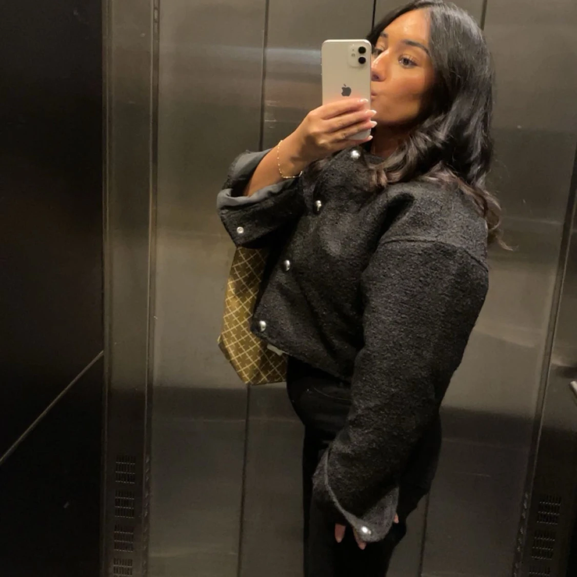 Svart croppad jacka med pärlknappar - 1