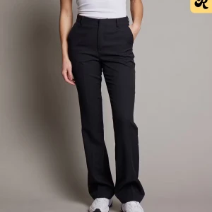 Vilma kostymbyxor BikBok - Svarta högmidjade kostymbyxor från BikBok i strl 34 i modellen Vilma🖤 minns inte om de är petite eller normal, men innerbenslängden är 74cm så utgå efter det!