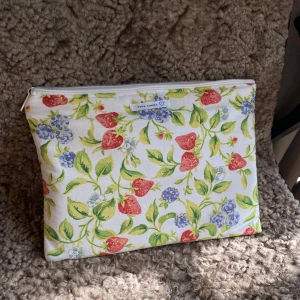 Datorfodral  - Handsytt datorfodral med måtten 33x25 cm (har utgått från MacBook Air). 🌺🫶🏻