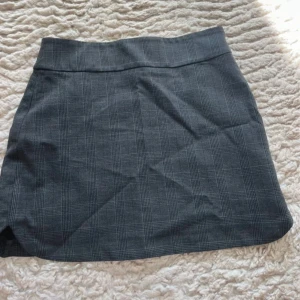 Grå rutig kjol från Zara - Säljer en rutig kjol från Zara helt oanvänd!!🩷