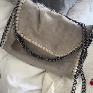 Handväska  - Säljer denna super fina handväskan, använd ett par gånger och finns lite difekter på väskan däravpriset men inget man tänker på💕super användbar och populär(inte äkta)pris kan diskuteras!💓