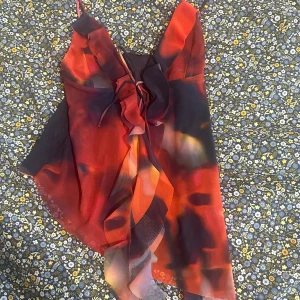 Zara sommartopp/linne - Orangeröd Zara topp med blått material. Perfekt för sommaren. Oanvänd! 