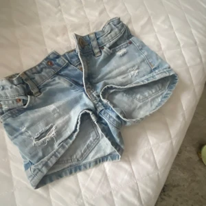 Ljusblå jeansshors till sommaren  - Ett par jätte fina lågmidjade shorts!💕 tyvär för små för mig så jag kan inte visa hur de ser ut🫣💕