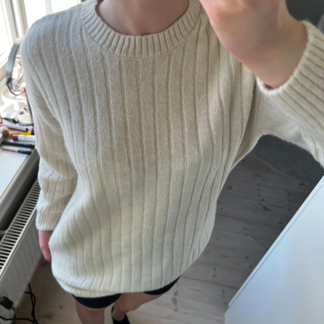 Beige ribbstickad tröja