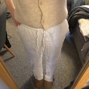 Vita linnebyxor - Säljer ett par vita lågmidjade linnebyxor, perfekt till sommaren!🩷