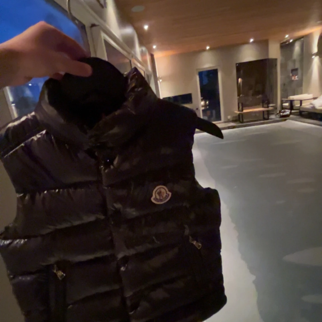 Svart dunväst från Moncler