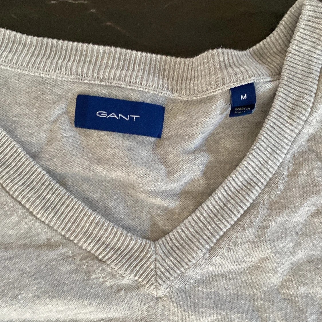 Grå v-ringad tröja från GANT - 1
