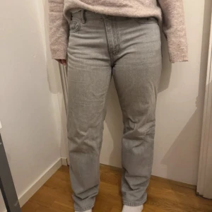 Gråa low waist jeans  - Supersnygga straight fit jeans med low waist. Från GinaTricot i strl 38. För långa för mig tyvärr som är 157 cm 😢😢 nypris: 499kr 