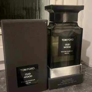 Tom Ford Oud Wood Eau de Parfum 100 ml - Elegant och lyxig parfym från Tom Ford, Oud Wood, i en stilren svart flaska på 100 ml. Doften är känd för sina rika och träiga noter, perfekt för den som söker en sofistikerad och unik doftupplevelse. Ca 80 ml kvar. Skriv innan köp.