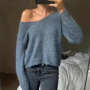 Tröja - Säljer denna mysiga blå fluffiga tröja som kan bäras one shoulder, off shoulder eller v-ringat. Bra skick!💗