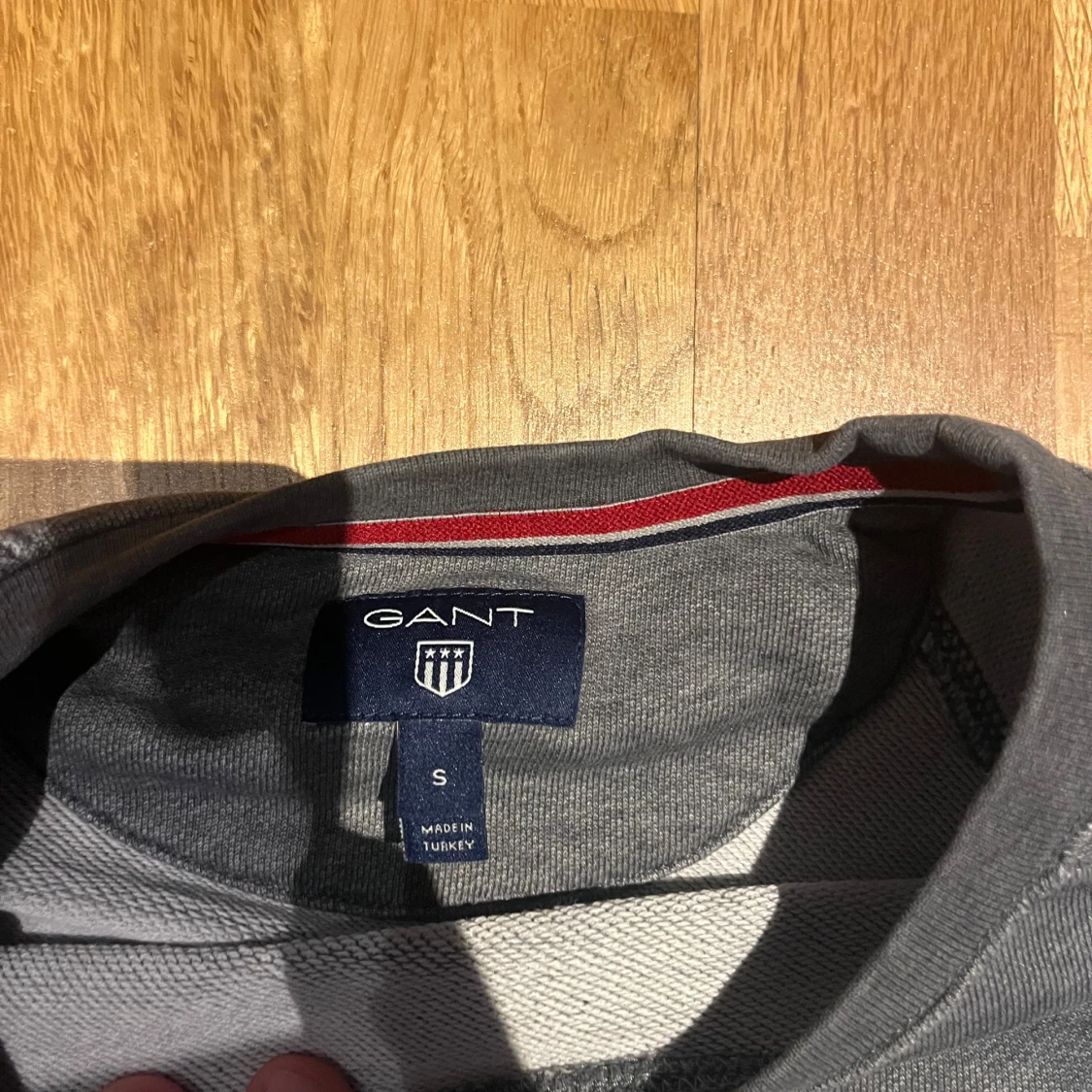 Grå sweatshirt från GANT - 1