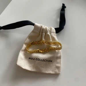 Armband MULI collection - Armband från muli collection. Köpte det på Vinted men det var för litet för mig så säljer det nu💕. Nypris är 600 kr. Jag tror det är guldpläterad mässing. 17 cm långt💗