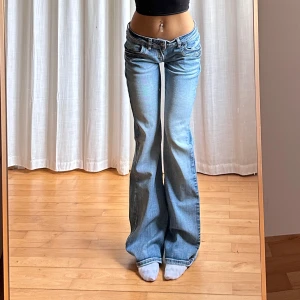 Lågmidjade bootcut jeans - Vintage från Only💓midja 38 innerben 84 jae 165