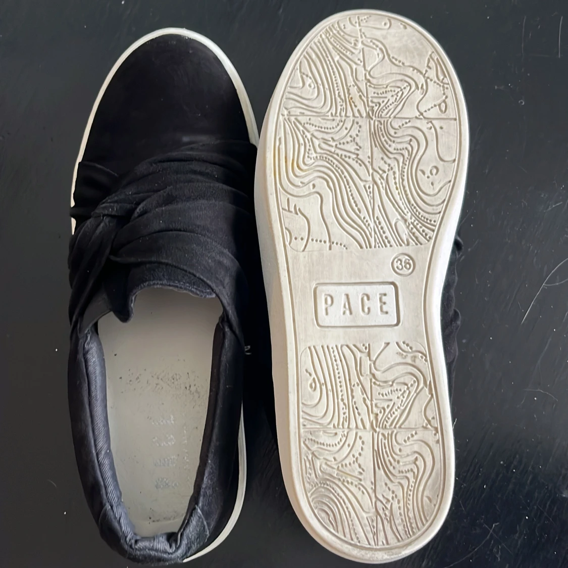 Svarta sneakers från Pace med twistad detalj - 3