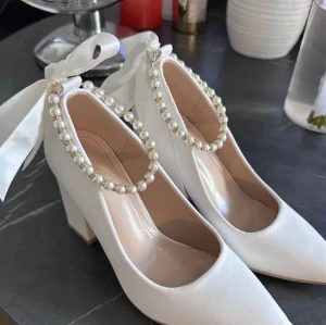 Vita klackar  - Jätte fina klackar, säljer för att dom är för små för mig tyvärr. Användes bara 3 gånger, köptes här på plick 