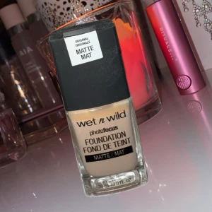 💕Wet n Wild foundation/podkład)💕 - En helt ny Wet n Wild Photofocus Foundation i nyansen Soft Beige (light/medium)💕 Passar normal till oljig hud enligt beskrivningen. Pris kan diskuteras🩷  