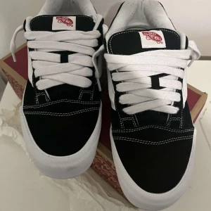 Vans Knu skool  - Vans Knu school till salu! Oanvända. SÄLJER ÅT EN VÄN. Pris kan diskuteras så var vänliga att ge era bud. Ordinarie pris 1000 kr