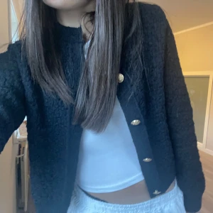 Svart Kofta med guldknappar från HM  - Säljer en snygg svart kofta/jacka från HM. Koftan är i mycket bra skick samt bekväm och super söt. Nypris 400kr🩷