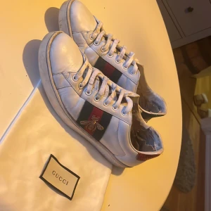 GG skor - Priset kan diskuteras!!! Säljer nu ett par sjukt feta GG ace skor, skulle själv säga att dom är i sjukt bra skick men man bedömer skicket självklart själv efterbildern, og dustbag! Defekter syns på bilderna,Skriv vid minsta funderingar, perfekt skorna du till sommaren även väldigt populära nu🌟