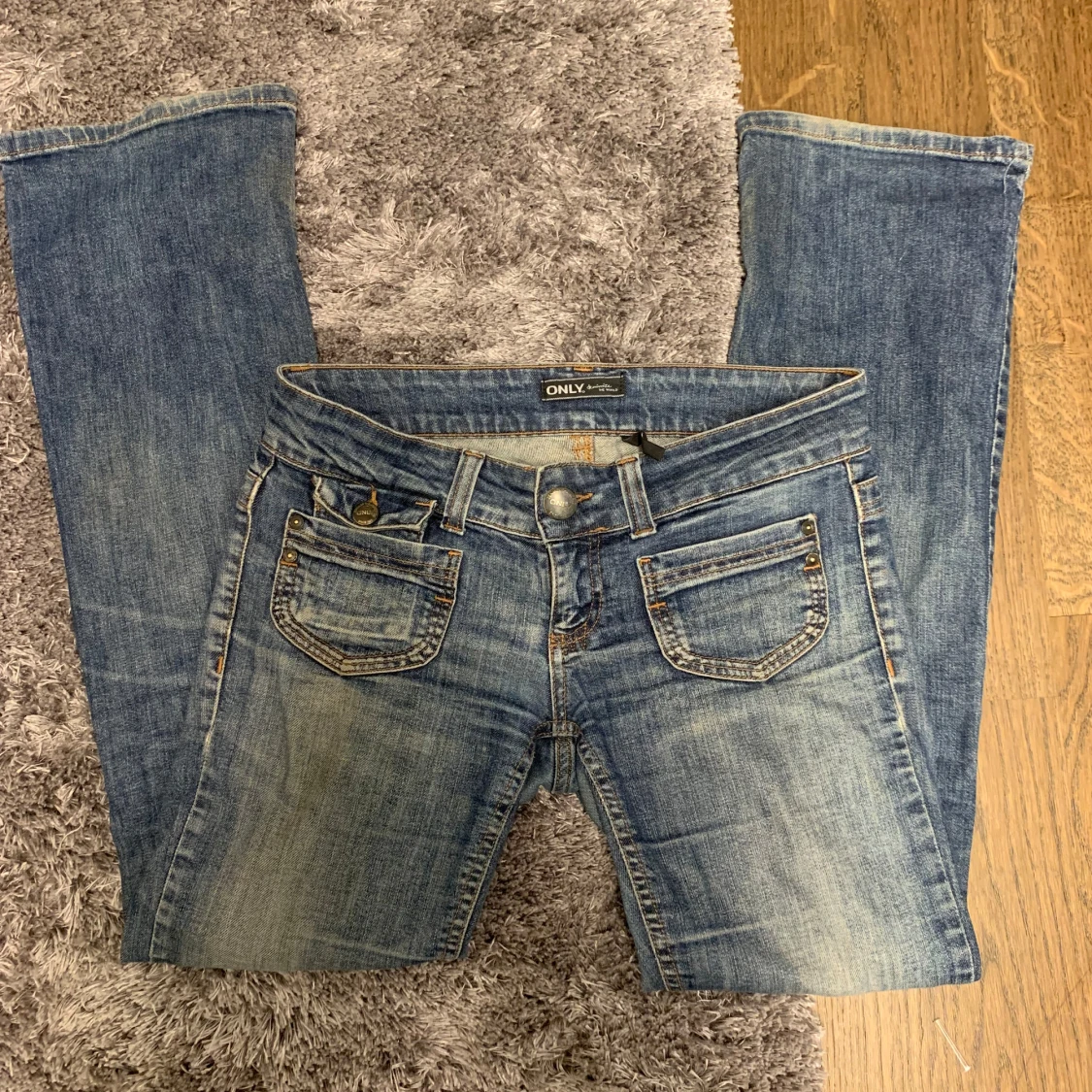 Blå bootcut jeans från ONLY