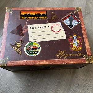 Harry Potter boksett (engelska) - Ett sett med alla Harry Potter böcker på engelska som kommer i en kartongbox. Man kan dekorera den med klistermärken och det finns några kvar som följer med. Böckerna har i princip varit i lådan hela tiden då jag endast läst lite i första boken och sedan haft de som dekoration typ. Böckerna är inbunden