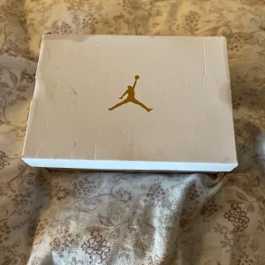 NIKE AIR JORAN 1 - Säljer då dom är för småa bra skick lite smutsiga