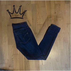 Dondup George jeans - Säljer dessa feta Dondup jeansen i modell George! Skick 9/10, storlek W33. Jeansen är köpta på NK i Göteborg, vid fler frågor eller funderingar är det bara att höra av sig 