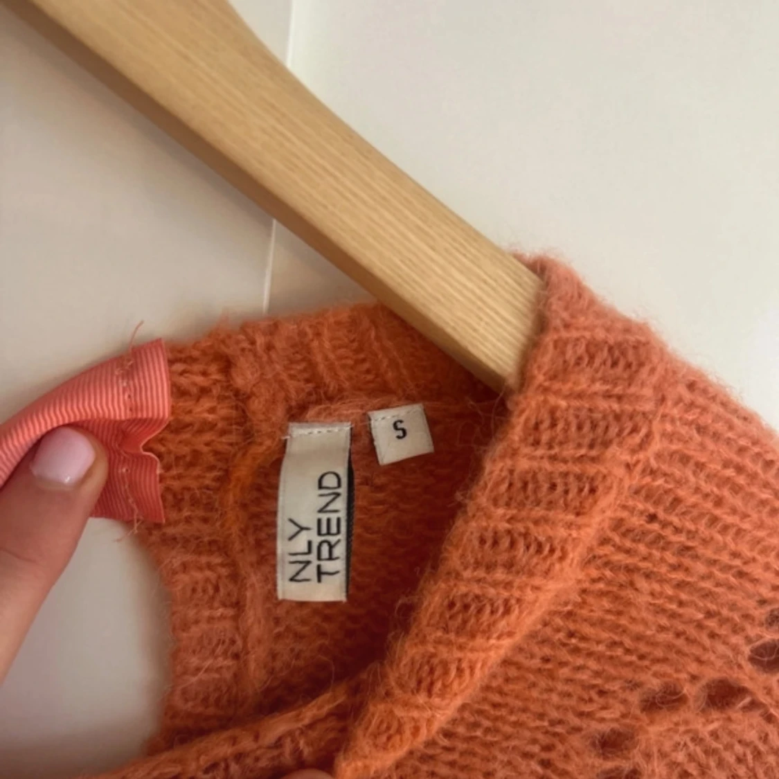 Stickad orange tröja med rosett från NLY Trend - 2