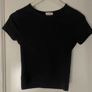 Svart t-shirt från Gina Tricot - En basic tight svart t-shirt från Gina tricot 🤍 Har använts några gånger men är fortfarande i mycket bra skick 