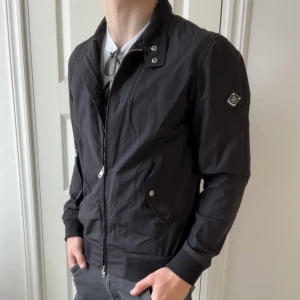 J.Lindberg bomber jacka / vindjacka  - Storlek S || Modellen är 180 72 kg || Väldigt najs passform || Skön logga, (snyggaste J.lindberg loggan). || Skick 9/10,  nyskick || Kom med frågor, kan gå ned i pris vid snabb affär! 