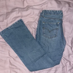 Levis bootcut - Bootcut jeans ifrån Levis. 2002 modell. Mycket bra skick. Inga defekter. Storlek W30 L30 (M). 