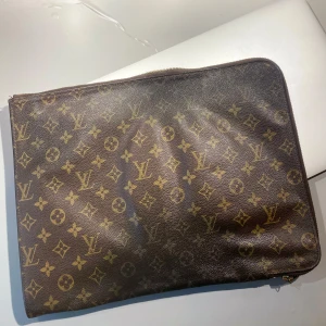 Louis Vuitton Fodral - Hej! Säljer nu mitt Louis Vuitton data fodral, vintage skick , tveka inte på att höra av dig om du har frågor eller funderingar kring fodralet