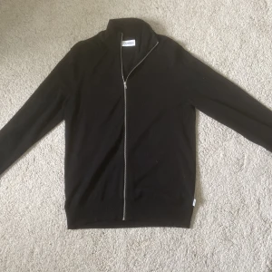 Lindebergh kofta - Säljer denna kofta eftersom jag inte har haft mycket användning av den. Stilren och tunn med ett mjukt material. Passar även S.