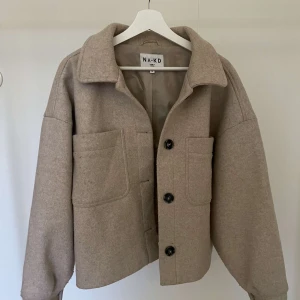 Beige jacka från NA-KD - Beige jacka/kappa från NA-KD💕