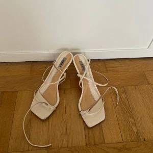 Beiga klackskor - Beiga klackskor i st 39 från NAKD. Perfekta till sommaren.